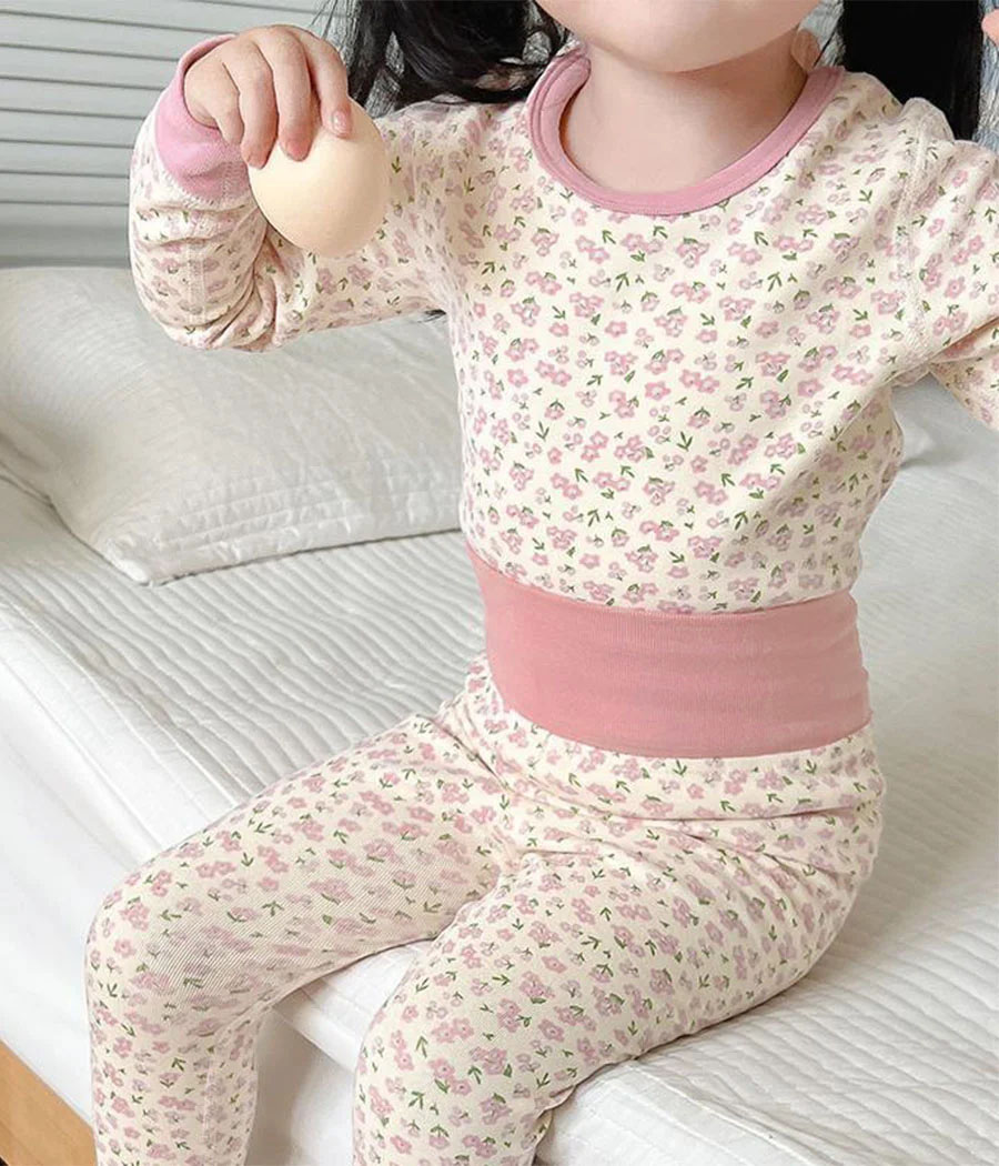 2342924 Pyjama "Douceur d'automne" rose fleuri. Confortable et chaud, il offre une coupe souple, des motifs floraux délicats et un tissu doux parfait pour les nuits fraîches.