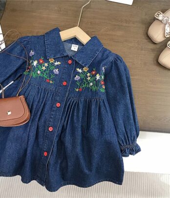 Robe en jean automnale brodée de fleurs