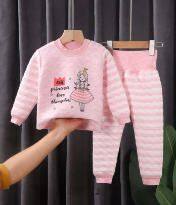 Pyjama rose doux "Princesse" avec inscription et couronne. Pantalon à rayures, taille élastique, tissu chaud et confortable pour des nuits féeriques.