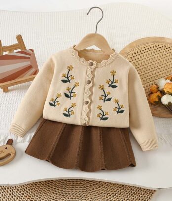 Ensemble fille 2 pièces avec cardigan beige à col festonné et fleurs brodées, manches longues, boutons bois, jupe en laine marron à plis légers.