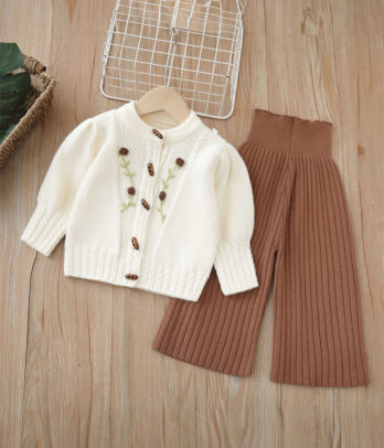 Ensemble enfant deux pièces en tricot avec wide pants marron à taille élastique et coupe ample plissée, assorti à un pull blanc en laine douce à manches longues, col rond et broderie délicate sur le devant.