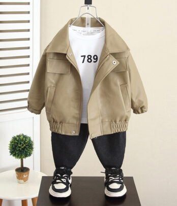 Veste enfant en simili cuir beige clair, manches longues élastiquées, poches à rabat sur la poitrine et fermeture à pression avant, coupe droite.