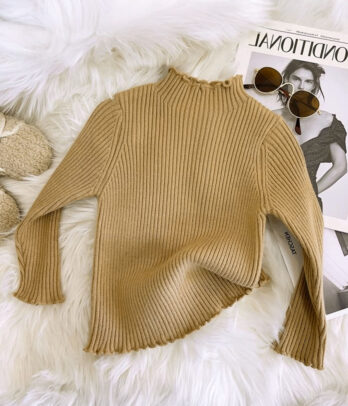 Pull tricoté kaki pour enfant avec demi col roulé, maille douce et chaude, finitions côtelées et coupe confortable, idéal pour l’automne et l’hiver.