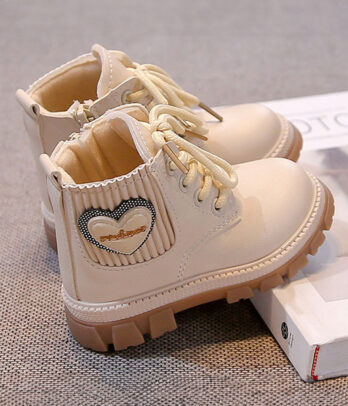Bottes Martin blanc cassé pour filles, stylées et confortables, avec tige montante, semelle antidérapante et fermeture pratique, parfaites pour la mi-saison.