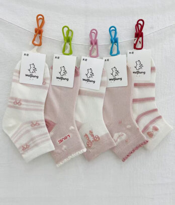 Chaussettes douces aux teintes claires en coton extensible, confortables et chaudes, idéales pour les fillettes de 2 à 9 ans à l’école, à la maison ou en sortie.