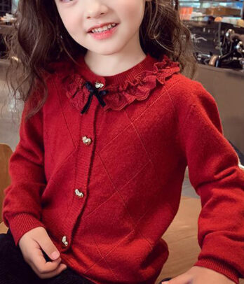Cardigan fille style Chanel en maille rouge avec coupe droite, boutons dorés et bordures contrastées, tricot chaud et élégant pour l’automne et l’hiver.