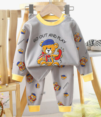Pyjama gris doux avec imprimé "Teddy Bear" et détails jaunes, tissu chaud et respirant, pantalon assorti à taille élastique pour des nuits confortables.