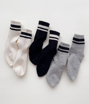 Set de chaussettes sportives et confortables en coton doux, au style sobre avec rayures, parfaites pour l’école, le sport ou les journées actives.