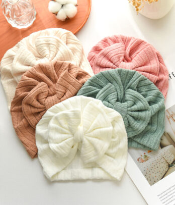 Turbans "Maya" doux et extensibles avec nœud plissé. Allient confort et élégance pour sublimer les tenues de bébé dès la naissance.