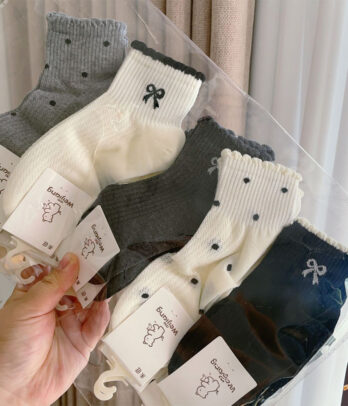 Chaussettes douces en coton aux détails mignons, confortables et respirantes, idéales pour les pieds sensibles des enfants de 7 à 9 ans au quotidien.