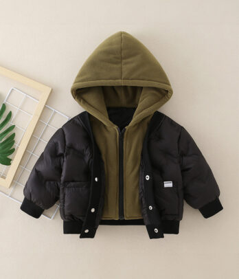 Doudoune noire pour enfant avec effet double veste et capuche vert militaire intégrée, rembourrage épais et coupe protectrice. Style urbain et streetwear, chaude et confortable pour l’hiver.