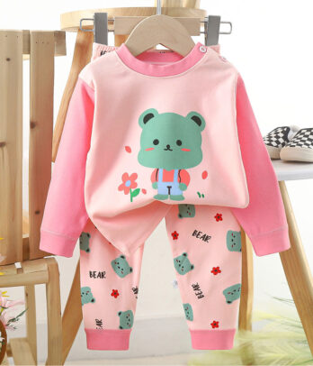 Pyjama rose pour fillettes avec imprimé "ourson câlins" et pantalon assorti à taille élastique, en tissu doux et chaud pour des nuits confortables.
