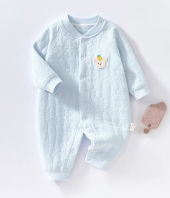 Barboteuse bleu clair 100 % coton, douce et mixte. Légère, respirante et confortable, elle est idéale pour toutes les journées de bébé, filles ou garçons.