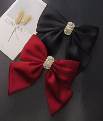 Pince à ressort chic avec nœud papillon orné de strass, élégante et brillante, parfaite pour sublimer les coiffures lors des fêtes ou occasions spéciales.