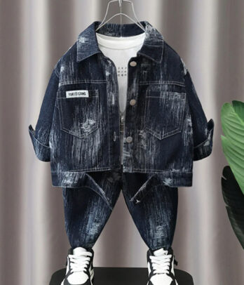 Ensemble garçon 2 pièces streetwear en jean délavé avec veste à boutons-pression et poches plaquées, pantalon taille élastique, coupe décontractée.