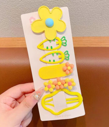 Pack de 6 barrettes jaunes aux motifs ludiques pour illuminer chaque coiffure. Faciles à fixer, elles apportent une touche joyeuse au quotidien.
