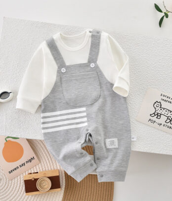 Barboteuse bébé 2-en-1 effet salopette et pull, en blanc cassé et gris chiné, avec bretelles cousues, manches longues, fermeture à pressions et matière douce et respirante pour un confort quotidien.