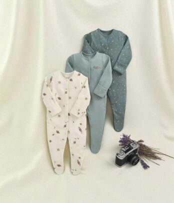 Set de 3 barboteuses en coton doux sur le thème de l’espace, avec motifs fusées, étoiles et planètes. Confortables, pratiques et parfaites pour rêver d’aventures galactiques.