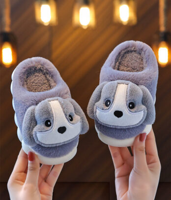 Chaussons en coton mauve doux et respirants, confortables et faciles à enfiler, parfaits pour garder les petits pieds à l’aise lors des journées calmes à la maison.
