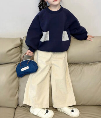 Ensemble sweat bleu nuit et pantalon blanc cassé à motifs carrés, confortable et stylé, parfait pour un look moderne et décontracté au quotidien.