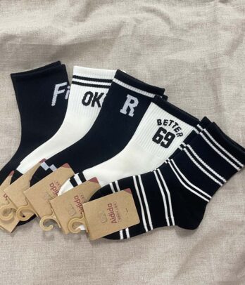 Chaussettes sport noir et blanc respirantes et confortables, parfaites pour le quotidien, l’école ou les activités physiques des enfants.