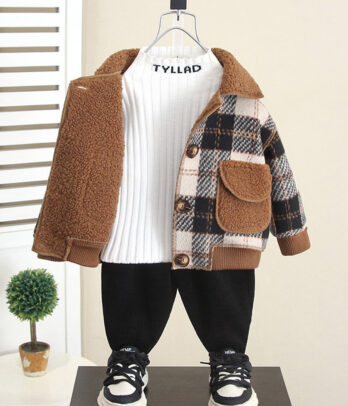 Manteau enfant mixte marron à carreaux avec intérieur en fourrure douce, grande poche plaquée et fermeture à boutons, coupe confortable pour l’hiver.