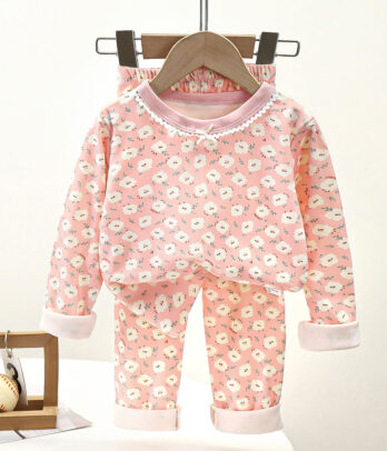 Pyjama automnal deux pièces pour fillette, composé d’un haut à manches longues rose clair orné de petites fleurs blanches délicates avec col rond et finitions raffinées, associé à un pantalon assorti à taille élastiquée avec motif floral coordonné, en tissu doux, chaud et respirant idéal pour les nuits fraîches et les moments cocooning.