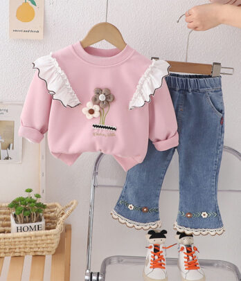 Ensemble deux pièces pour fille composé d’un sweat rose à volants avec motif brodé et d’un jean souple brodé à taille élastiquée, idéal pour la mi-saison.