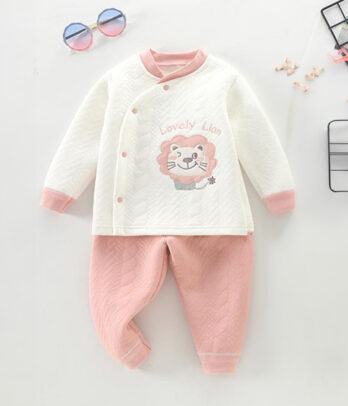 Pyjama cache-cœur blanc et rose en coton doux, léger et respirant. Confortable et mignon avec motif “Lovely lion”, parfait pour des nuits paisibles.