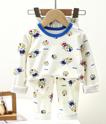 Pyjama deux pièces pour enfant composé d’un haut blanc à manches longues avec imprimé central coloré inspiré d’un personnage de dessin animé, col rond et coupe confortable, assorti à un pantalon à taille élastiquée avec motifs discrets coordonnés, confectionné dans un tissu doux, chaud et léger idéal pour les soirées cocooning et les nuits paisibles.