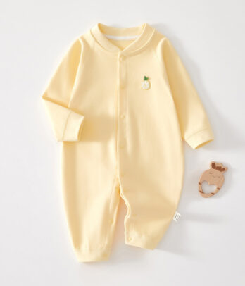 ChatGPT said: Barboteuse jaune pastel en coton, douce et lumineuse comme un jus d’ananas. Confortable, respirante et pratique, elle accompagne ses journées ensoleillées.