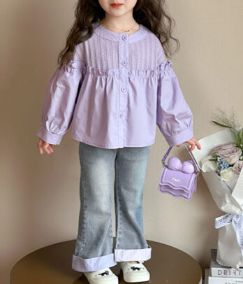 Ensemble jean bleu et chemise lilas, confortable et tendance, idéal pour l’école, les sorties ou les balades printanières et automnales.