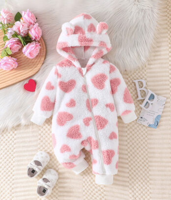 Snowsuit polaire pour nouveau-né en tissu doux avec capuche à oreilles d’ours et imprimés cœurs, fermeture éclair intégrale, couvrant de la tête aux pieds pour l’hiver et la mi-saison.