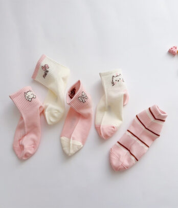 Lot de chaussettes douces et confortables aux tons pastel et détails girly, parfaites pour accompagner les journées des petites filles avec style.