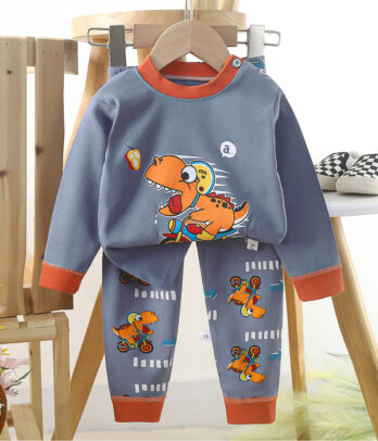 Pyjama doux et chaud avec motif "dinosaure à bicyclette", pantalon assorti à taille élastique, idéal pour des nuits confortables et pleines d’aventures.