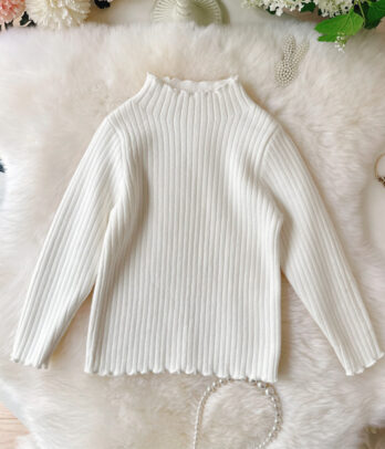 Pull tricoté blanc pour enfant avec demi col roulé, maille douce et respirante, finitions côtelées et coupe épurée, idéal pour l’hiver.
