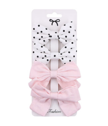 Set de 4 barrettes adorables : 2 blanches à pois noirs et 2 rose pastel. Clips doux et confortables, parfaits dès 2 ans pour un look chic et ludique.