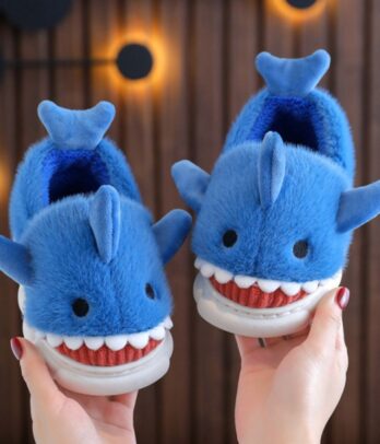 Chaussons d’hiver pour petits en forme de requin, avec design 3D ludique, doublure en fausse fourrure chaude, semelle souple antidérapante et ouverture facile à enfiler.