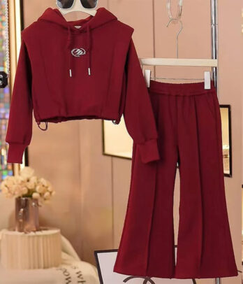 Ensemble fille 2 pièces bordeaux avec sweat à capuche court à cordons et motif poitrine, pantalon patte-d’eph évasé, taille élastique, matière douce.