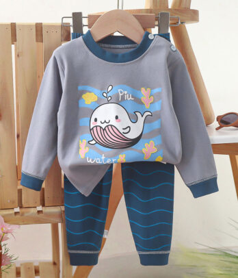 Pyjama automnal deux pièces pour enfants, comprenant un haut à manches longues bleu gris et bleu marine avec un grand motif central de baleine adorable, encolure ronde et finitions soignées, accompagné d’un pantalon assorti à taille élastiquée, coupe droite et imprimé marin, confectionné dans un tissu doux, chaud et fluide pour des nuits confortables et pleines de rêves.