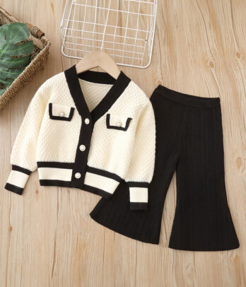 Ensemble enfant noir et blanc composé d’un cardigan en laine blanc à détails noirs contrastés, coupe oversize boutonnée sur le devant, assorti à un wide pants noir en maille douce à taille élastique.