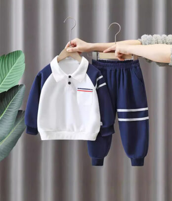 Ensemble garçon style polo 2 pièces avec haut blanc manches bleu marine et patte de boutonnage, poche avec liseré tricolore, pantalon bleu marine à bandes blanches.