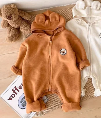 Combinaison marron pour bébé avec capuche à petites oreilles, en tissu chaud et moelleux. Fermeture zippée pour un habillage facile. Style mixte, confortable et douillet, parfait pour l’hiver.