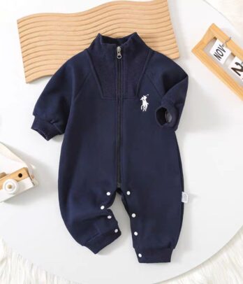 Combinaison bébé bleu marine style polo avec col boutonné, capuche intégrée et fermeture pressionnée + zippée. Tissu doux et chaud, élégante et confortable pour l’automne-hiver.