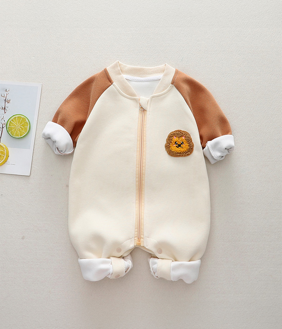 455496 Combinaison bébé bicolore chaude avec capuche à petites oreilles de lion, détails dorés façon crinière, tissu doux et rembourré, fermeture zippée pratique. Style fun et confortable pour l’hiver.