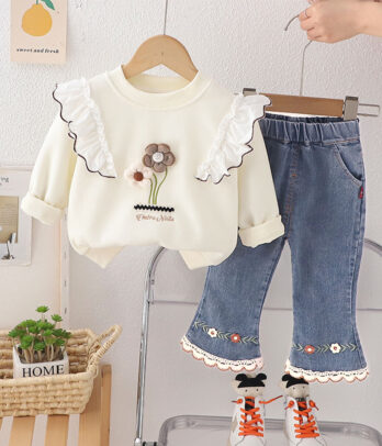 Ensemble fille 2 pièces : sweat blanc à volants et jean brodé. Confortable et élégant, avec motifs floraux, dentelle et taille élastiquée pour un habillage facile.