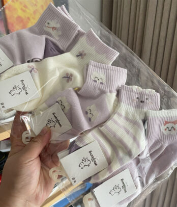 Pack de 5 chaussettes en coton doux dans des tons lilas variés, confortables et respirantes, parfaites pour les fillettes de 2 à 9 ans au quotidien.