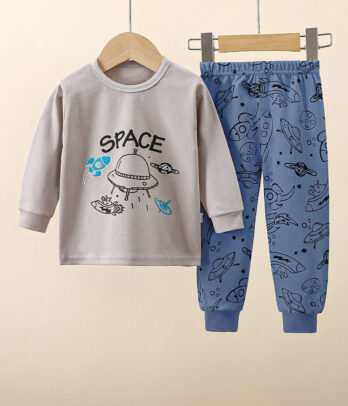 Pyjama deux pièces pour enfant composé d’un haut gris clair à manches longues avec imprimé spatial représentant fusées, planètes et étoiles, et d’un pantalon bleu assorti entièrement imprimé, à taille élastiquée et chevilles resserrées, en tissu doux et respirant pour des nuits confortables.