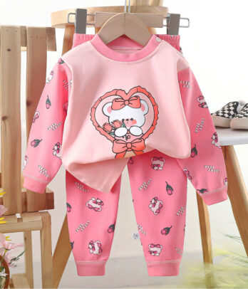 Pyjama rose doux avec imprimé "doudou" adorable, pantalon assorti à taille élastique pour des nuits confortables, rassurantes et pleines de câlins.