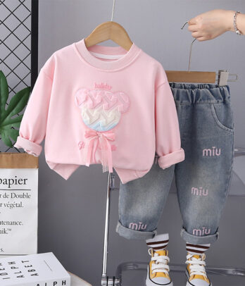 Ensemble fille sweat rose et jean brodé, motif floral, taille élastique, coupe droite, confort optimal pour un look casual et chic au quotidien.